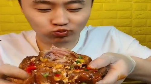 吃瓜塞满整个嘴巴的视频,塞满整嘴瓜，趣味横生大比拼