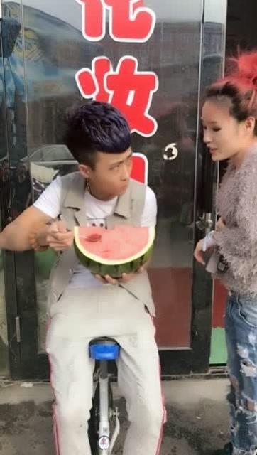 吃瓜小伙和后妈视频,家庭矛盾背后的真相