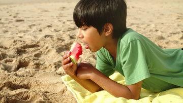 吃瓜吐血的视频素材下载,惊悚一幕引发网友热议