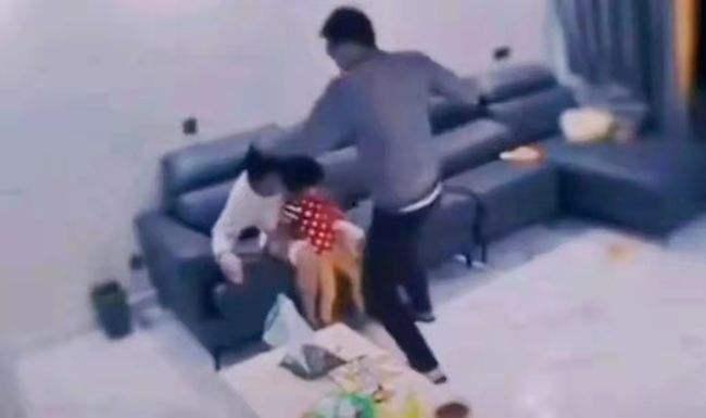 女子吃瓜摔下楼视频真实,监控视频曝光惊险瞬间