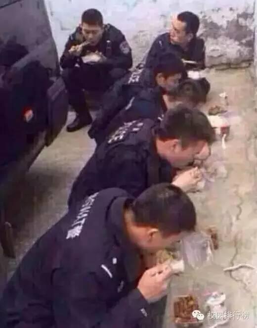 警察押送犯人吃瓜搞笑视频,警察与犯人搞笑互动，吃瓜群众笑翻天！